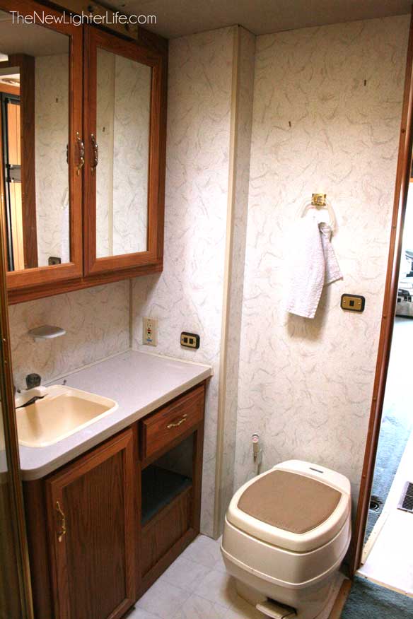 96-winnebago-adventurer-toilet-area