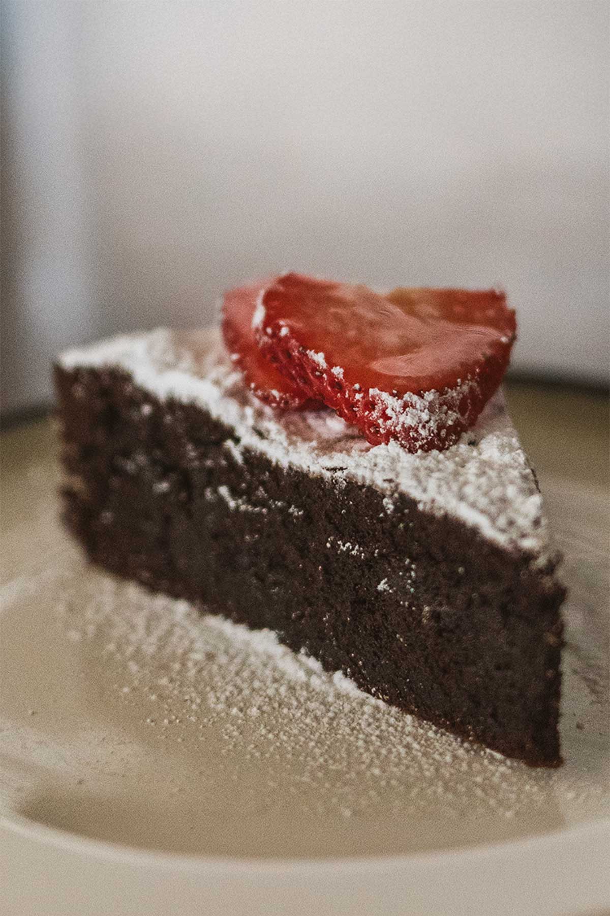 flourless chocolate cake with strawberries